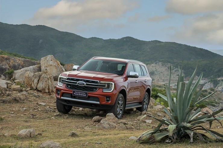 Giá xe Ford Everest tháng 7/2025, tặng Camera và Bảo hiểm vật chất - 1