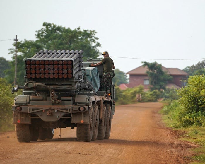 Binh sĩ Campuchia cùng với hệ thống phóng rocket đa nòng BM-21 Grad ở cách khu vực có ngôi đền tranh chấp khoảng 40 km. Ảnh: Reuters
