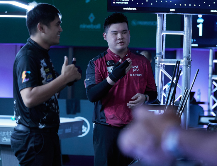 Aloysius Yapp (áo đỏ, Singapore) vẫn ấm ức sau trận thua&nbsp;Jeffrey Ignacio (áo đen)