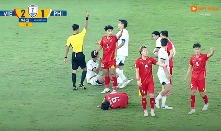Sự cố hy hữu trận U23 Việt Nam - U23 Philippines: Trọng tài rút thẻ đỏ nhầm người - 1