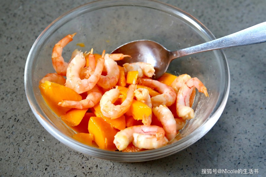 Cho tôm và xoài vào một chiếc bát lớn, trộn đều.