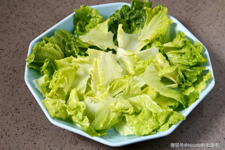 Rau xà lách rửa sạch, để ráo, xé nhỏ và bày lên đĩa.
