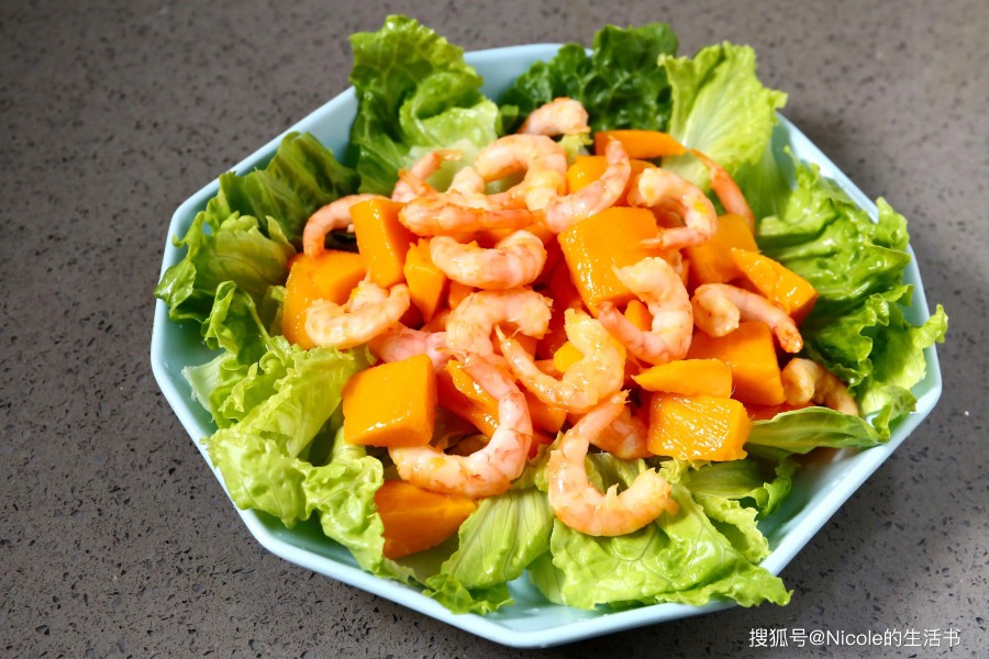 Múc phần tôm xoài đã trộn đặt lên lớp rau xà lách. Rắc mè trắng rang lên trên để tăng độ bùi và thơm.
