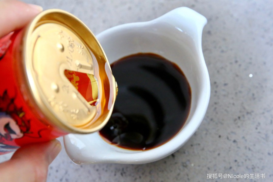 Ở một bát khác, pha nước sốt bằng cách cho giấm, nước tương và dầu mè vào, điều chỉnh gia vị cho vừa ăn, khuấy đều.