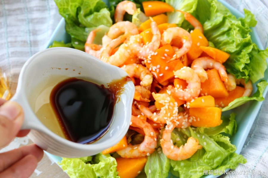 Khi ăn, rưới nước sốt lên salad và thưởng thức ngay.