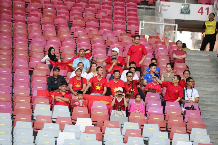 Nhóm cổ động viên&nbsp;lặn lội tới sân&nbsp;Gelora Bung Karno (Indonesia) "tiếp lửa" cho U23 Việt Nam