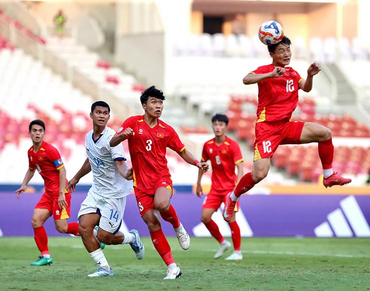 U23 Việt Nam (áo đỏ) thi đấu quyết tâm trước U23 Philippines