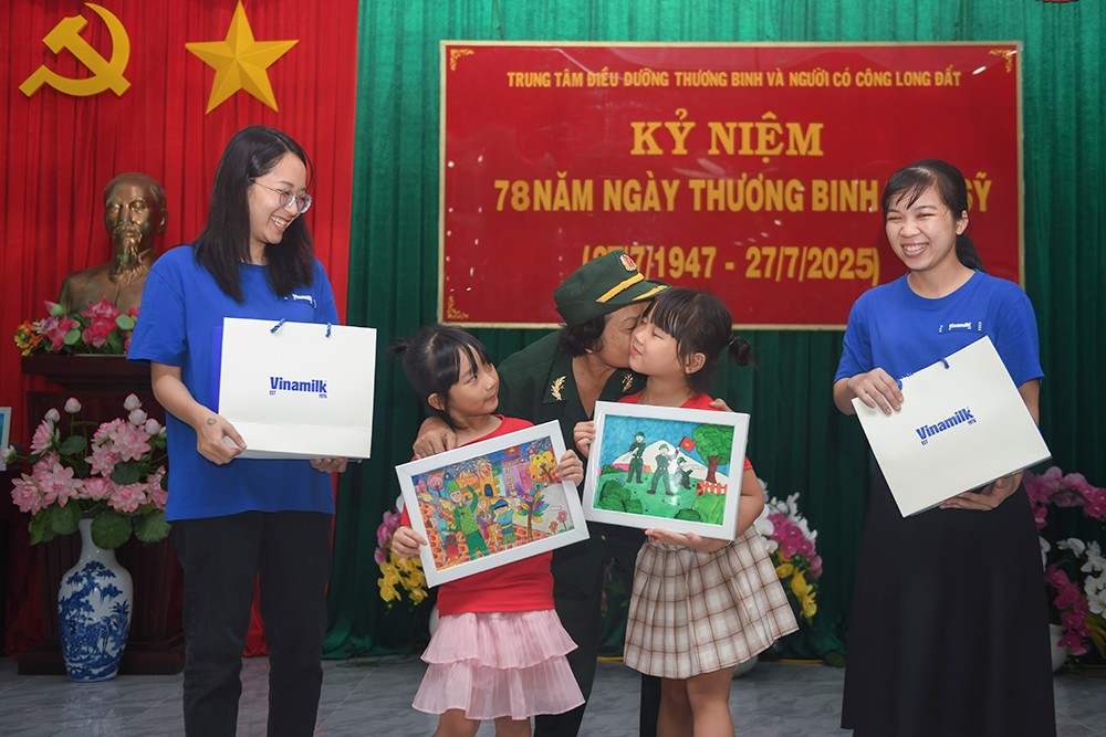 Những bức tranh do con em nhân viên Vinamilk vẽ trở thành cầu nối gắn kết quá khứ với tương lai (Ảnh: Thanh Bình).
