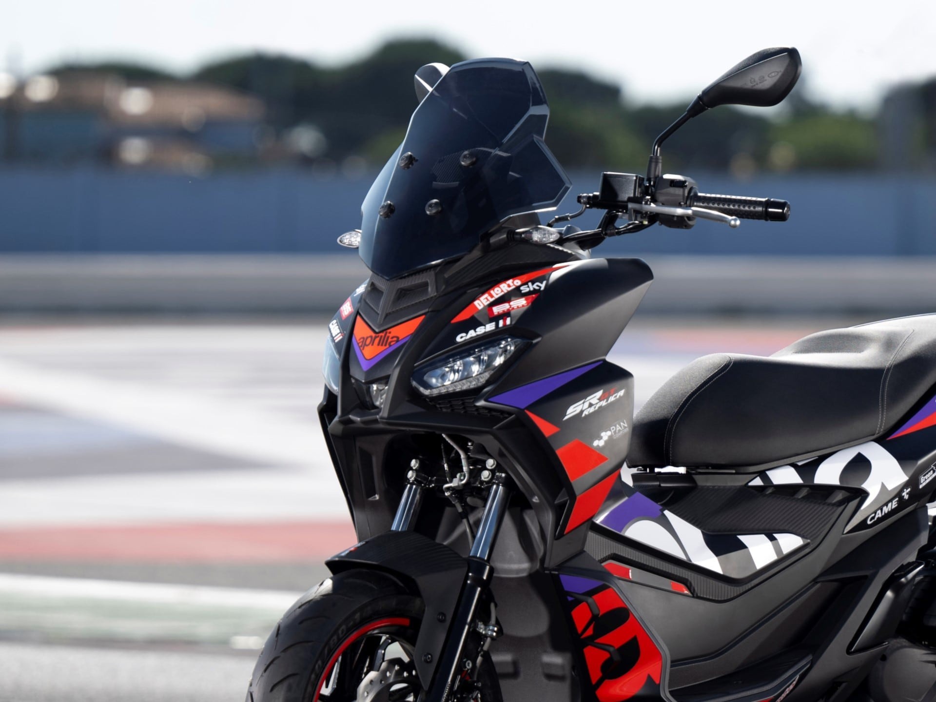 SR GT 200 Replica có thân xe đen mờ, kết hợp cùng các chi tiết đồ họa màu đỏ và tím nổi bật.