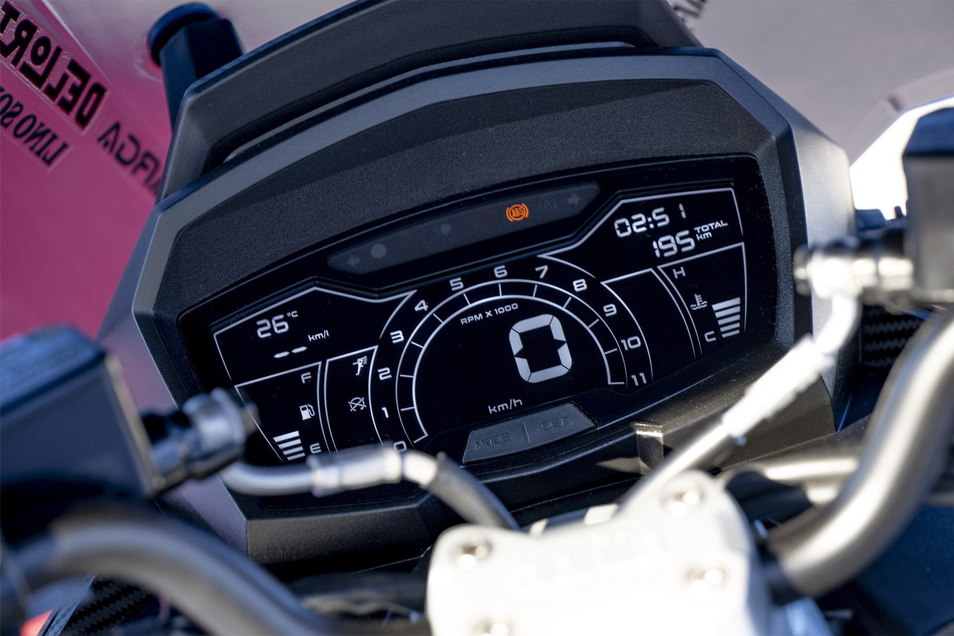 SR GT 200 Replica trang bị màn hình LCD kỹ thuật số hiện đại