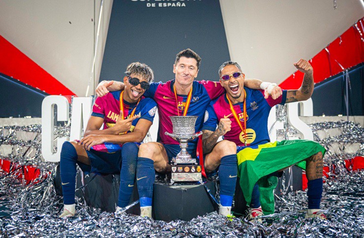 Yamal, Lewandowski và Raphinha góp công lớn vào "cú ăn ba" quốc nội của Barcelona mùa 2024/25