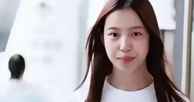 Cận gương mặt con gái Triệu Vy