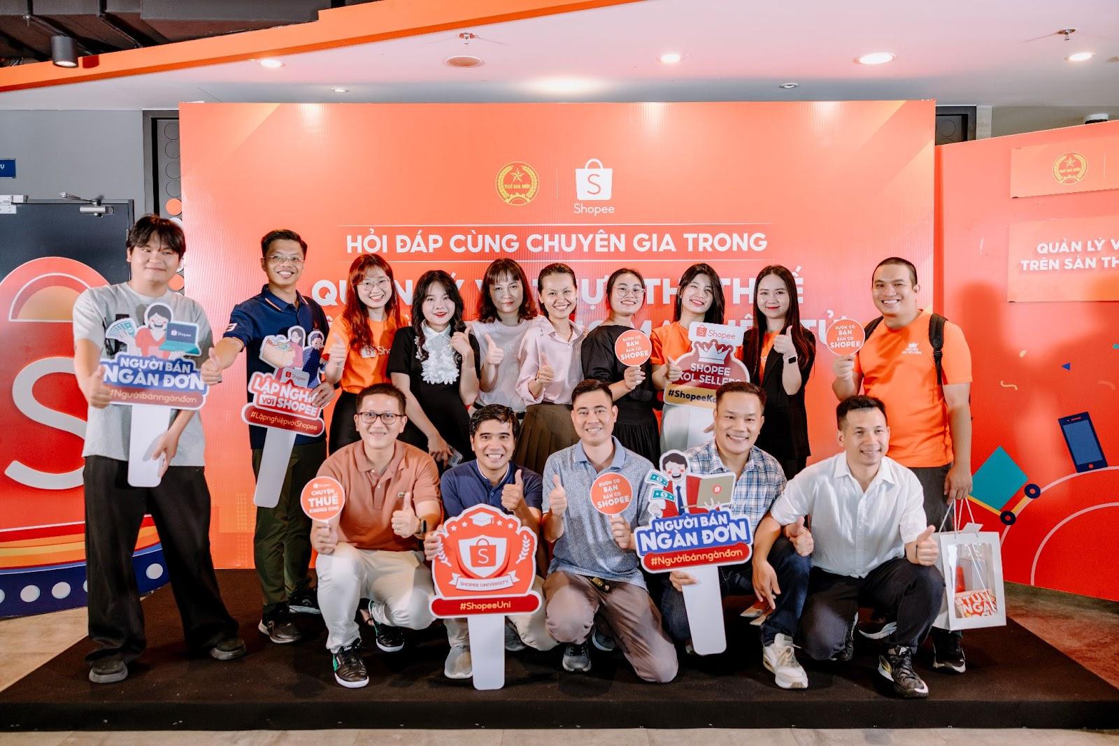 Các nhà bán hàng hào hứng tham gia tương tác trong buổi hội thảo