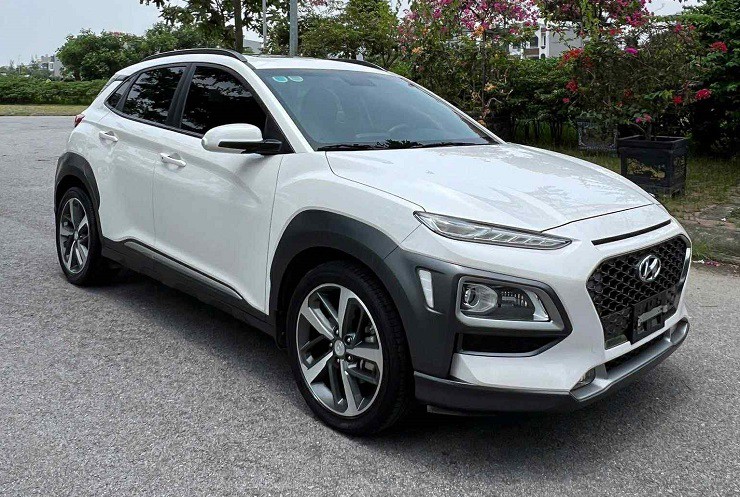 Nhiều đại lý xe ô tô cũ chạy&nbsp;xăng đẩy mạnh chương trình khuyến mãi, giảm giá để “xả hàng”.