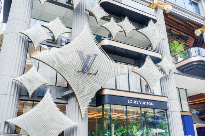LVMH nhận thấy nhu cầu vững chắc ở châu Âu và Hoa Kỳ, giúp bù đắp cho sự sụt giảm ở Nhật Bản, nơi chứng kiến sự tăng trưởng vượt bậc nhờ du lịch vào năm trước.&nbsp;
