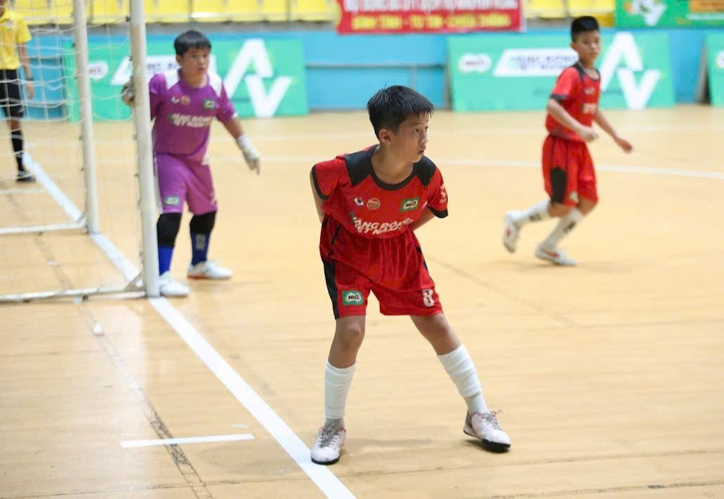 Bảo Phát (số 8) được thầy cô nhận xét là có khả năng thích ứng tốt với môi trường tập luyện và hòa đồng với các bạn. Ảnh: NVCC