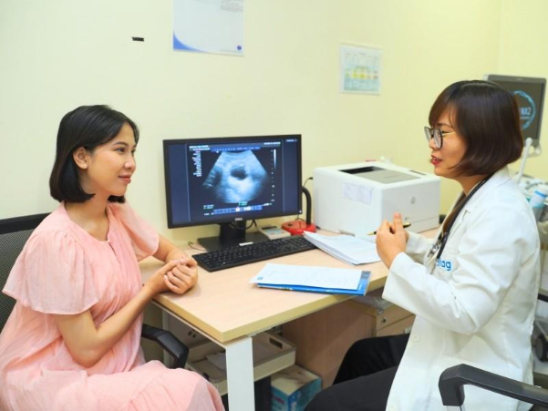 Mẹ bầu được giải thích kết quả từ bác sĩ chuyên khoa sản khi xét nghiệm NIPT tại DIAG. Ảnh: DIAG