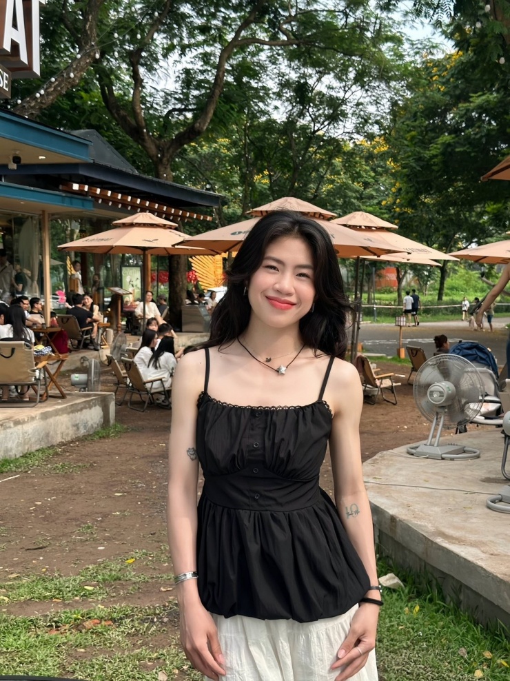 Không cần đến phong cách cầu kỳ, những khoảnh khắc tự nhiên với nụ cười rạng rỡ, ánh mắt tươi tắn cũng đủ giúp hot girl đội tuyển bóng đá nữ Việt Nam nhận về hàng nghìn lượt yêu thích cùng nhiều lời khen ngợi.