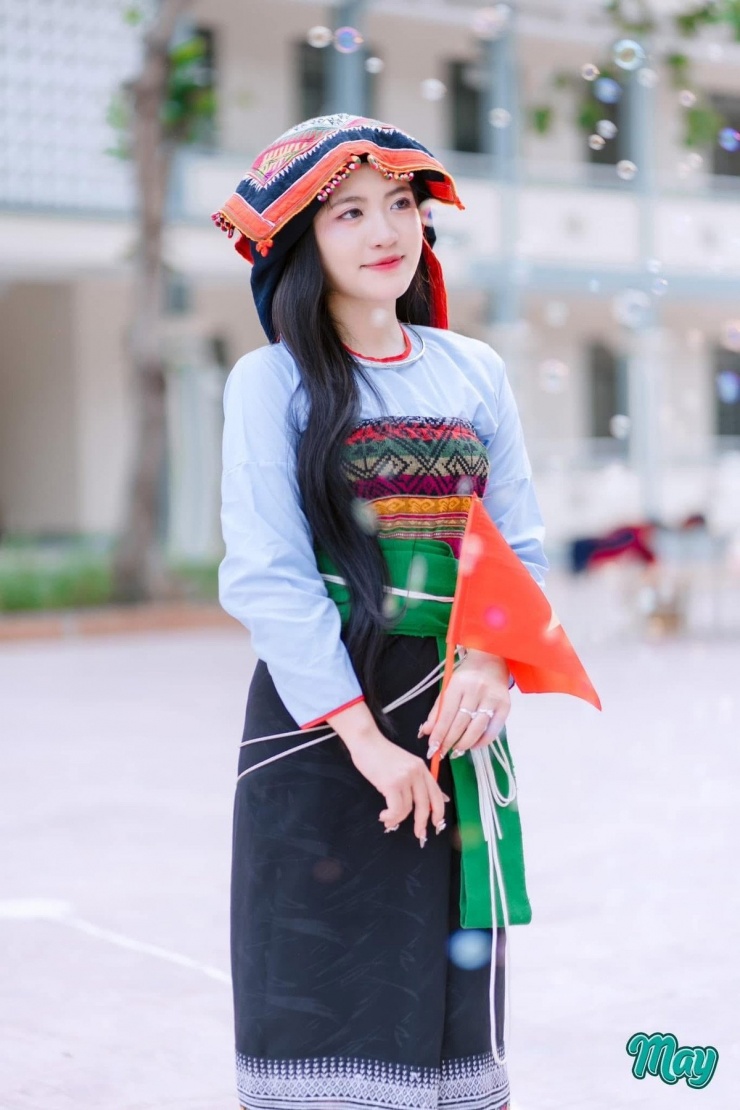 Vi Như Nguyệt là người dân tộc Thái, ở thị trấn Tén Tằn (trước đây thuộc huyện Mường Lát, nay là xã Mường Lát), tỉnh Thanh Hóa. Mẹ em mắc chứng trầm cảm sau sinh. Từ nhỏ, em đã thiếu thốn cả hơi ấm lẫn tình thương của mẹ.