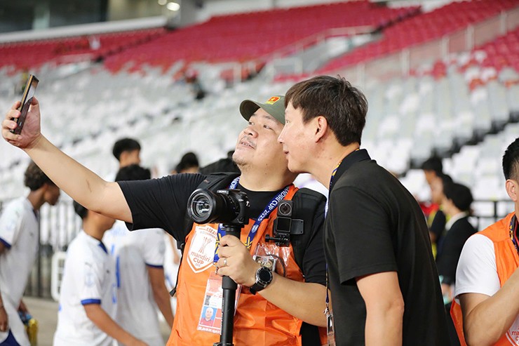 U23 Việt Nam ngược dòng vào chung kết, HLV Kim và học trò chia vui cùng fan - 8