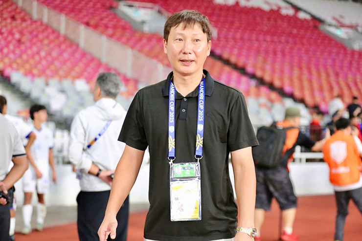 HLV Kim Sang Sik thân thiện giao lưu với&nbsp;người hâm mộ và phóng viên Việt Nam