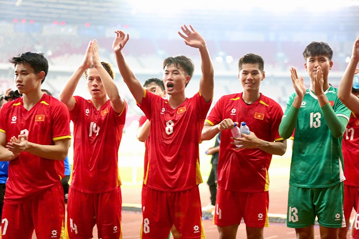 U23 Việt Nam ngược dòng vào chung kết, HLV Kim và học trò chia vui cùng fan - 2