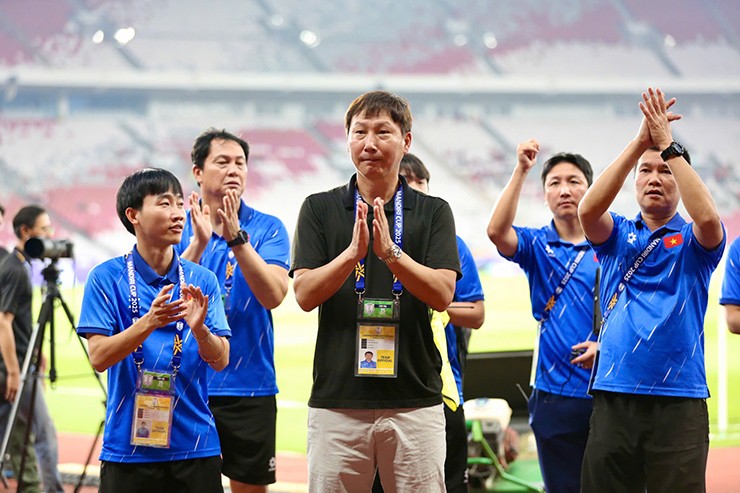 HLV Kim Sang Sik và các cộng sự. Sau chức vô địch AFF Cup, nhà cầm quân người Hàn Quốc đang đứng trước cơ hội đoạt danh hiệu thứ 2 cùng bóng đá Việt Nam