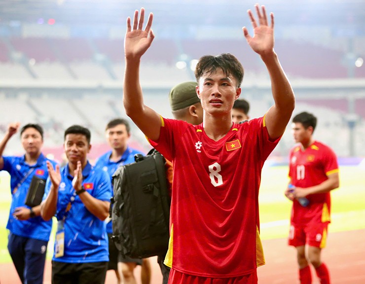 Tiền vệ Nguyễn Văn Trường cũng là cái tên thi đấu nổi bật ở trận đấu này