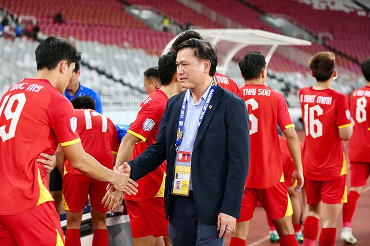 Ông Trần Anh Tú - Phó Chủ tịch VFF, Trưởng đoàn&nbsp;U23 Việt Nam chia vui cùng các cầu thủ