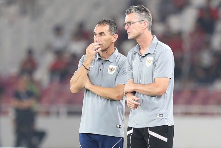 HLV Vanenburg (trái) của U23 Indonesia