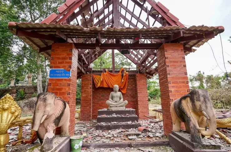 Một khu vực bị hư hại ở Campuchia do căng thẳng biên giới với Thái Lan. Ảnh: AFP