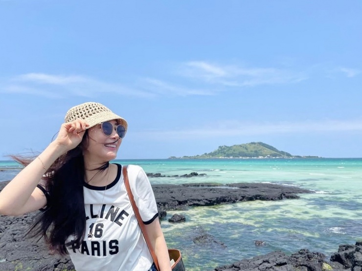 Diễn viên khoe sắc vóc trong bộ ảnh nghỉ dưỡng ở biển, kết hợp áo thun Celine, mũ dệt kim cùng túi xách bản to.