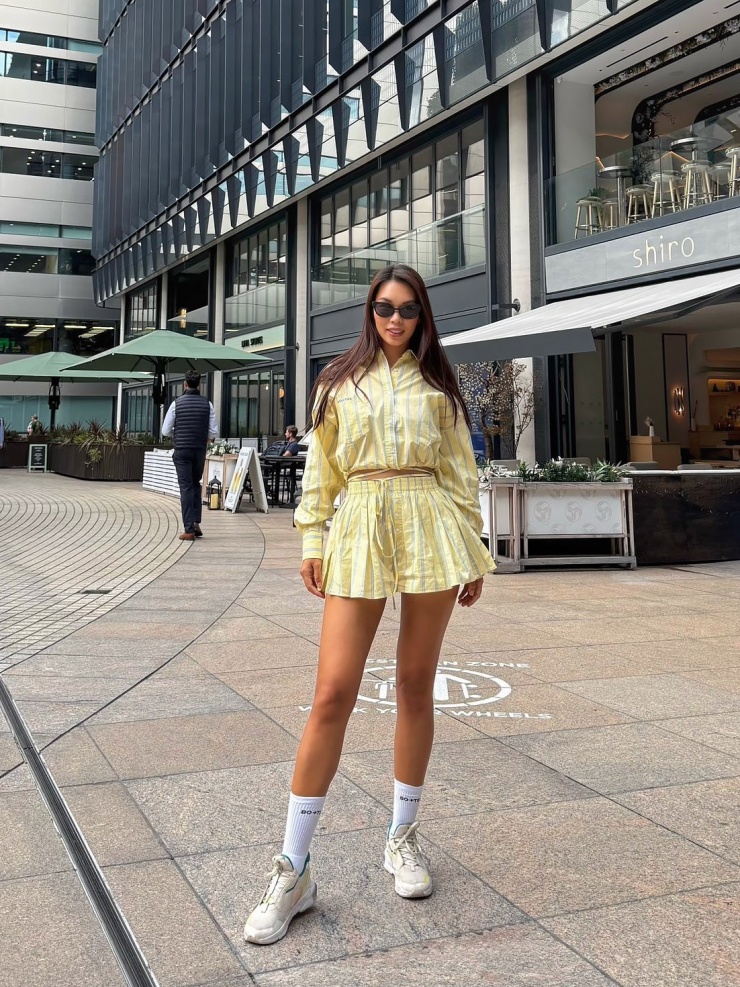 Dạo phố London mới đây, Hà Anh được khen trẻ trung khi diện áo vạt lửng kèm quần shorts dáng xòe đồng điệu, làm nổi bật đôi chân dài.