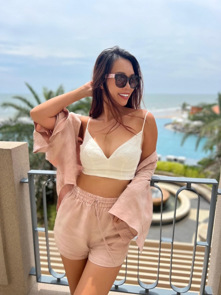 Bra top còn được kết hợp ăn ý cùng quần shorts và sơ mi khoác hờ - công thức lý tưởng cho chuyến du lịch vùng biển.