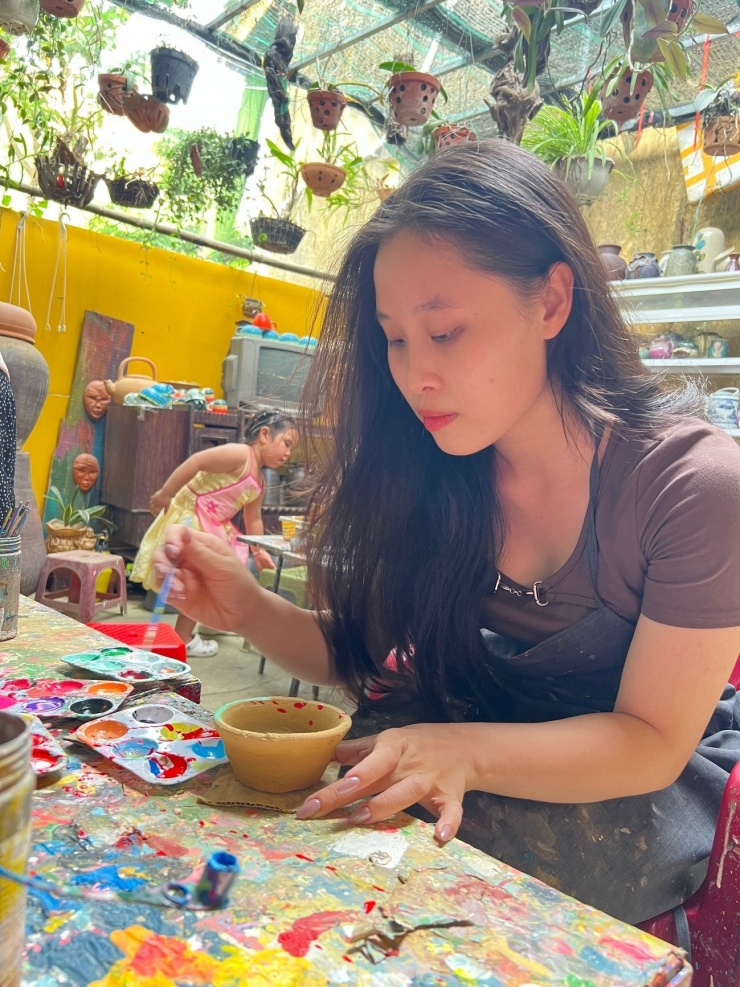 Theo Nhã Linh, “nơi đây như một thế giới khác. Mọi thứ diễn ra chậm rãi và nhẹ nhàng".