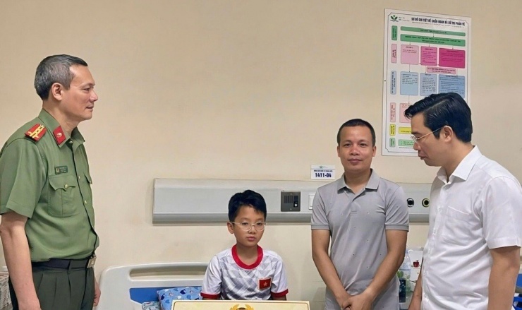 Thiếu tướng Trần Văn Phúc – Ủy viên Ban Thường vụ Tỉnh ủy, Bí thư Đảng ủy, Giám đốc Công an tỉnh (áo trắng) thăm hỏi, động viên gia đình cháu Hoàng Nhật Minh.