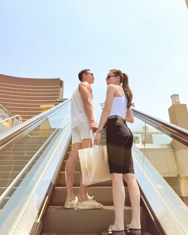 Hình ảnh của cặp sao được nhiều khán giả khen 'đẹp như tạp chí' dù không cần ăn vận hay tạo dáng cầu kỳ. Một số bình luận nhận xét cả hai như 'cặp tài tử - minh tinh trong phim Mỹ'.
