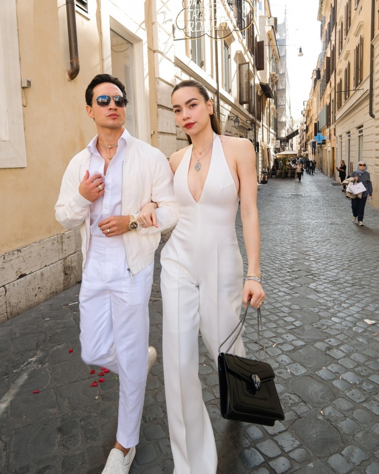 Trên đường phố Italy, cả hai gây chú ý với khoảnh khắc dạo bước cùng trang phục mang sắc trắng, phối cùng loạt phụ kiện giá hàng tỷ đồng.