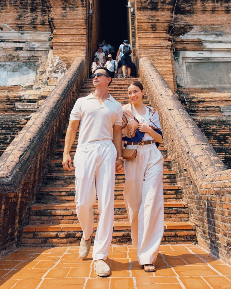 Thời trang nghỉ dưỡng phóng khoáng đậm chất 'giàu ngầm' được Hồ Ngọc Hà - Kim Lý thể hiện qua trang phục linen, dệt kim khi đi Campuchia.