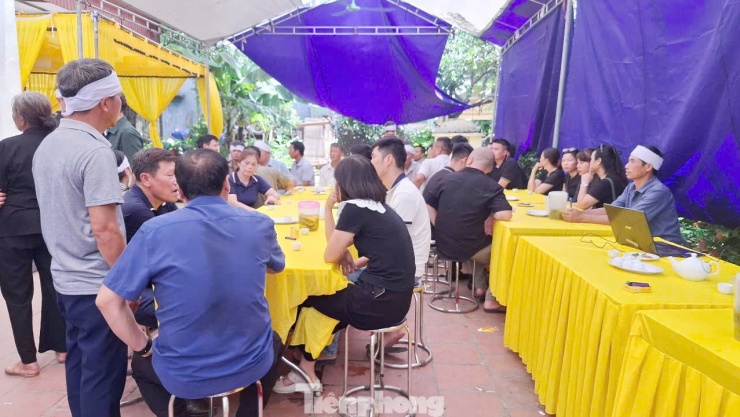 Đông đảo người thân, hàng xóm và đồng nghiệp thương xót trước đám tang anh Tuấn cùng vợ và con gái. Ảnh: Nguyễn Thắng