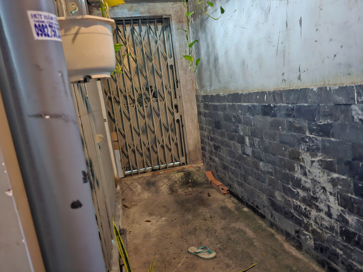 Vị trí vứt vali chứa thi thể người là hẻm nhỏ cụt gần cạnh nhà nghi can. Ảnh: B.T