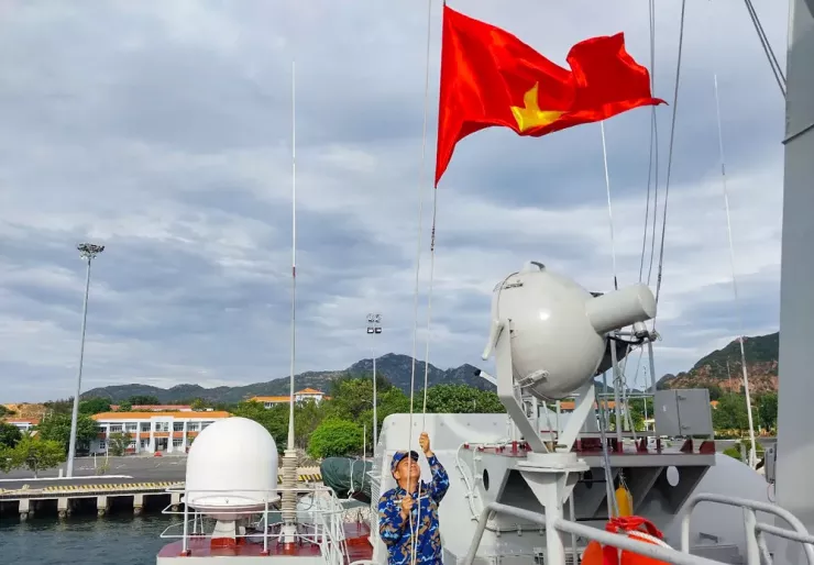 Lễ diễu binh lực lượng vũ trang trên biển sẽ được tổ chức tại tỉnh Khánh Hòa, với sự tham gia của các lực lượng: Quân chủng Hải quân, Cảnh sát biển Việt Nam, Bộ đội Biên phòng và Quân khu 5. Trong ảnh, thực hiện nội dung treo quốc kỳ trên tàu Hải quân.