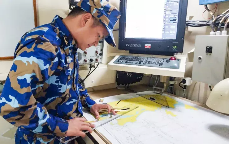 Chiến sĩ luyện tập tác nghiệp vận động đội hình trên tàu 382.