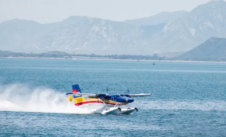 Máy bay DHC-6 luyện tập cất, hạ cánh chuẩn bị cho lễ diễu binh trên biển.