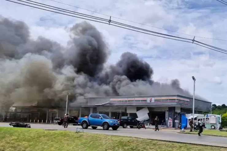 Cửa hàng tiện lợi ở tỉnh Si Sa Ket (Thái Lan) bị trúng đạn pháo mà Thái Lan cho do Campuchia thực hiện hôm 24-7. Ảnh: CẢNH SÁT KANTHARALAK