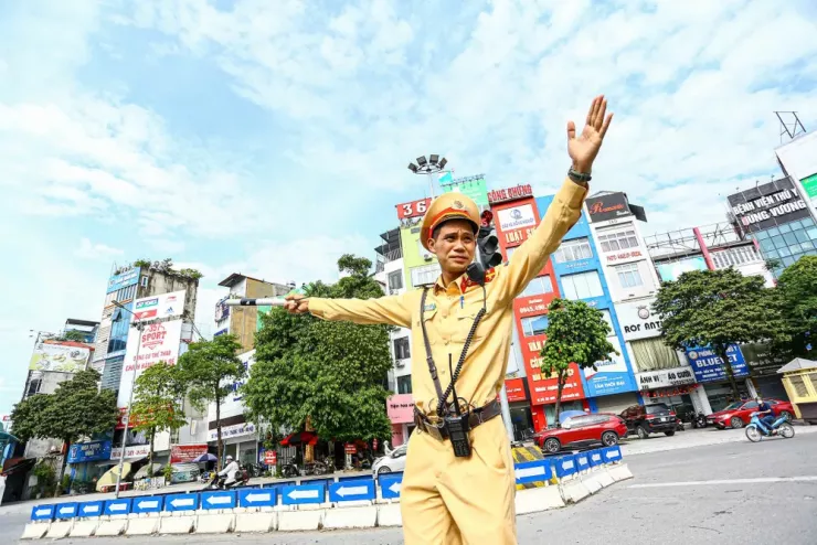 Hình ảnh CSGT điều tiết giao thông tại Hà Nội. Ảnh minh họa PHI HÙNG