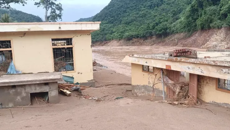 Sạt lở sông Nậm Nơn sát vào trường học.
