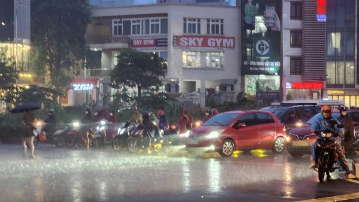 Từ 18h tối nay (26/7), cơn mưa nặng hạt bất ngờ đổ xuống khiến giao thông Thủ đô bị ảnh hưởng, nhiều tuyến đường ngập nước.