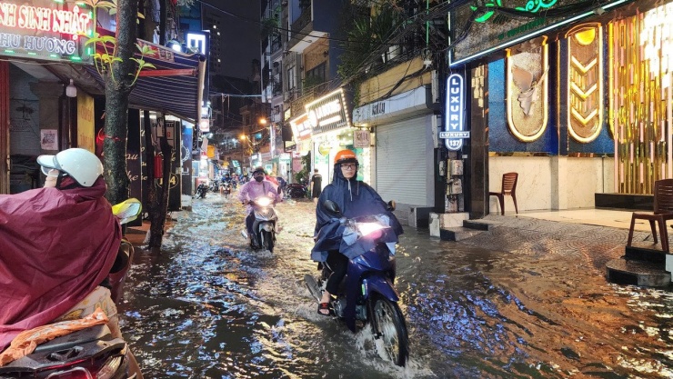 Phố Triều Khúc lúc 19h ngập nước, người dân đi lại khó khăn.