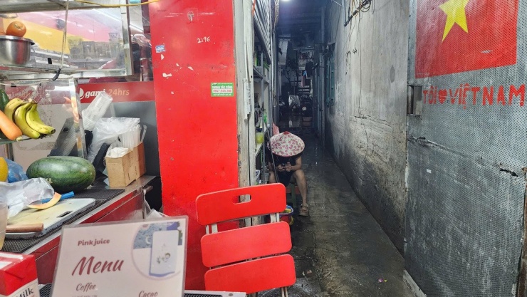 Nước ngập làm hoạt động kinh doanh của nhiều cửa hàng bị gián đoạn.
